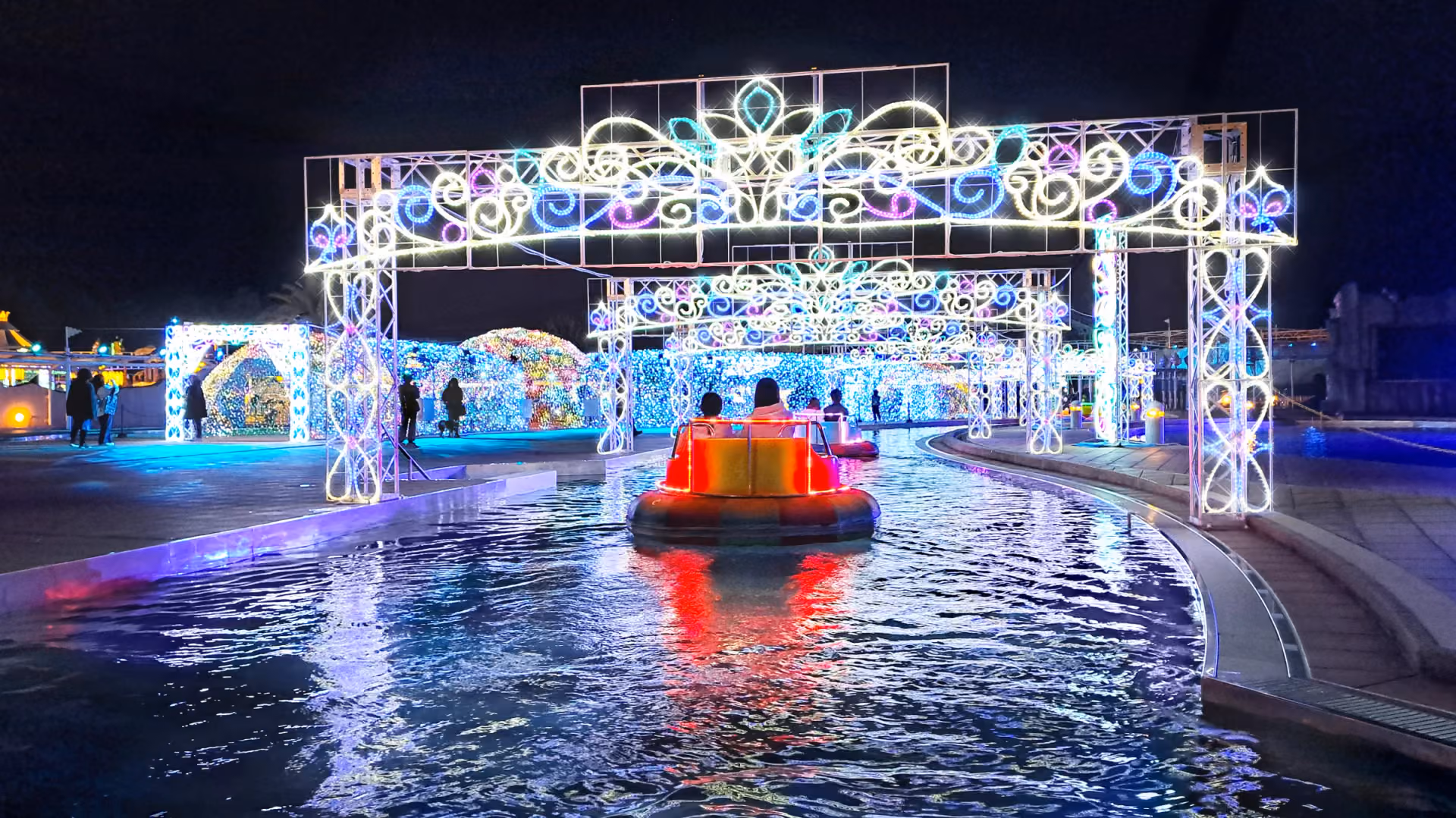 Bumper boats under the lit arches, Lagunasia