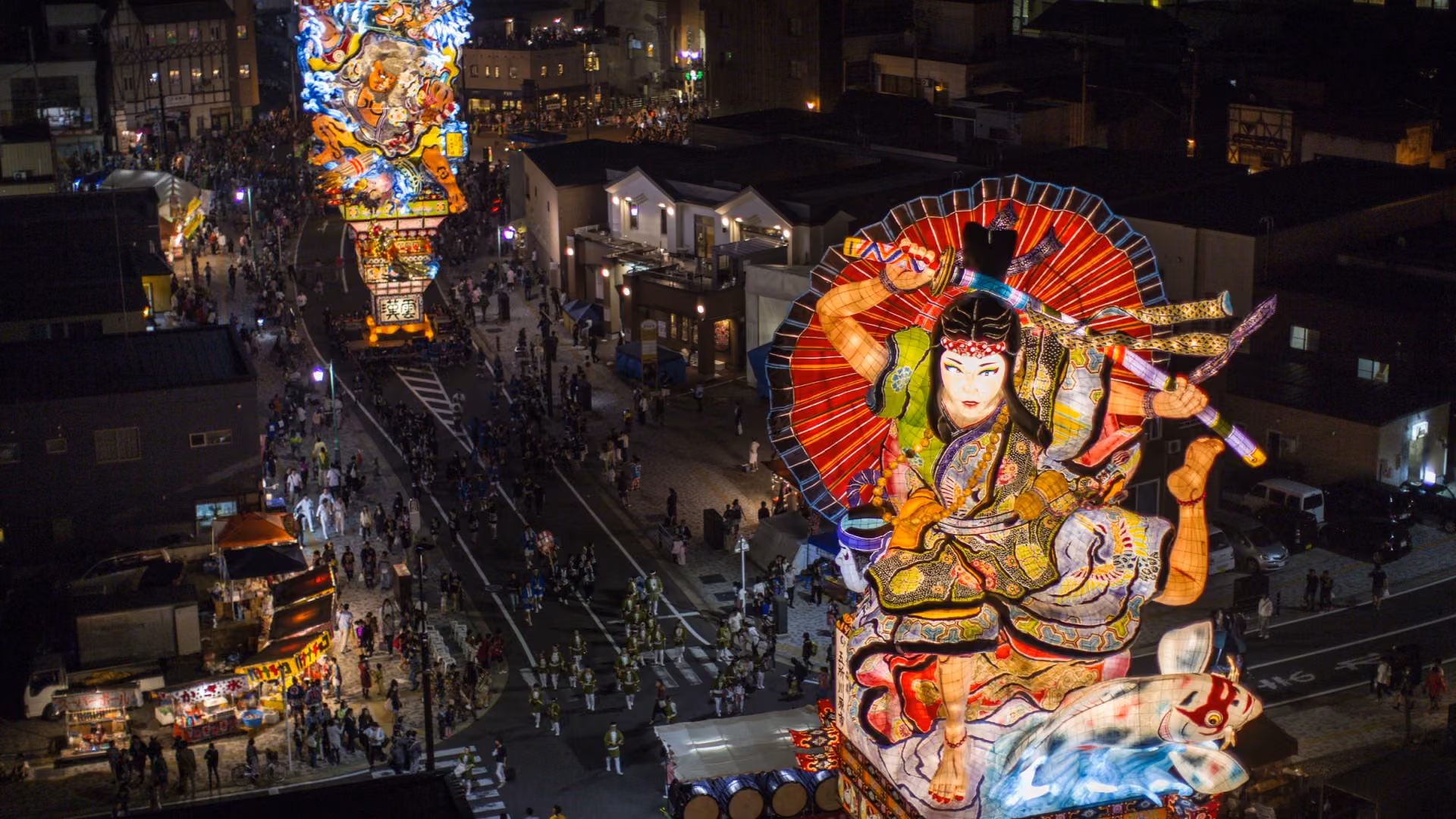 A parade of Tachineputa at the Goshogawara Tachineputa Festival