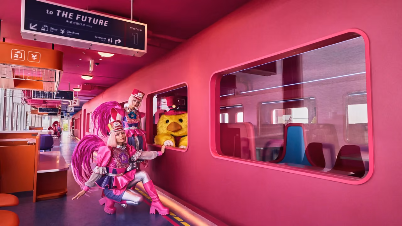 Platform area with characters Pink Bird and Birdy Buddy