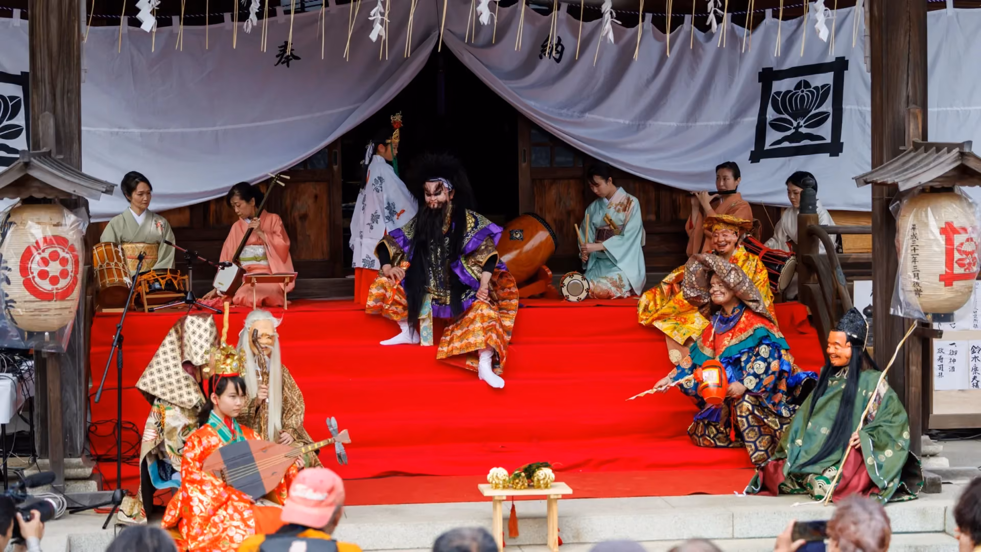 Live performance of the traditional art "Kagura" at the Sugita Plum Festival




