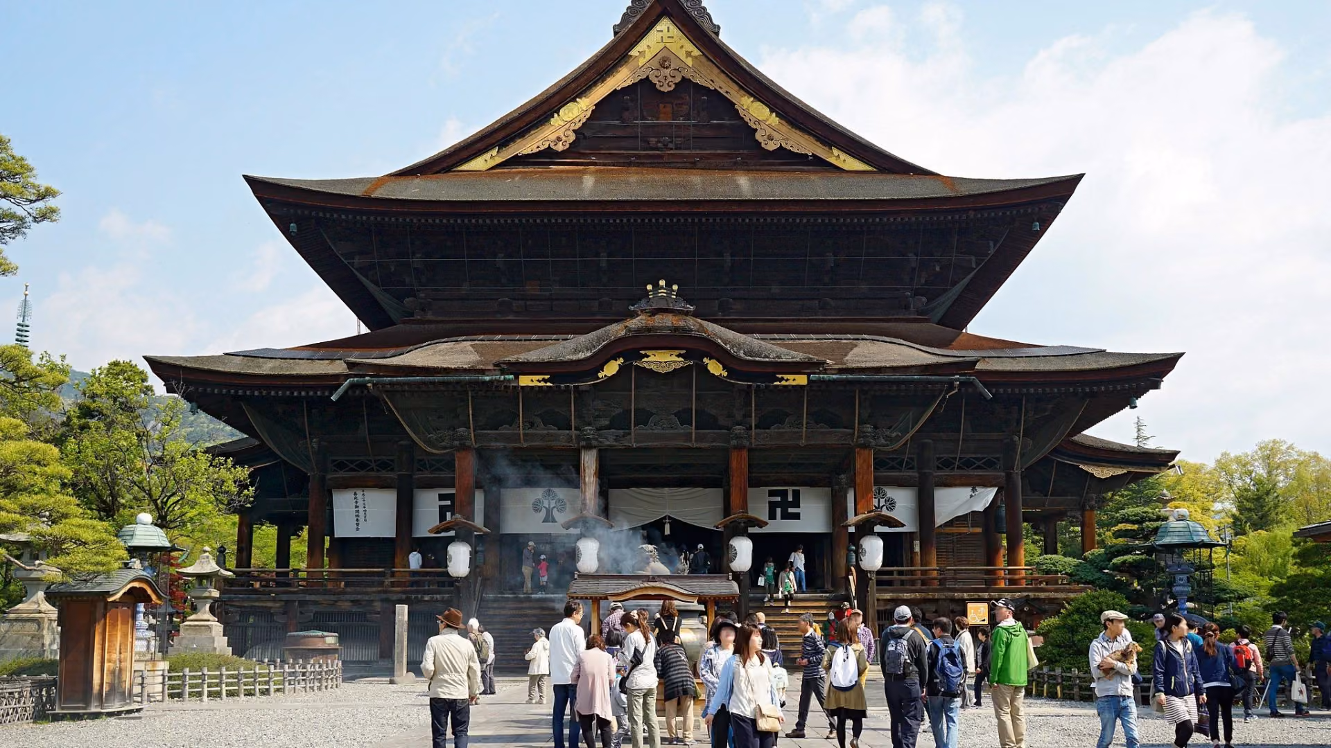 Zenko-ji Exterior