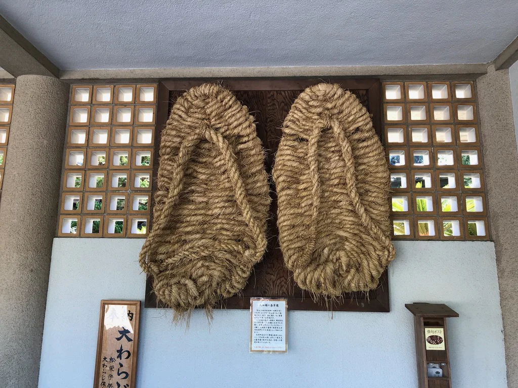 Warazōri of the Great Buddha at Kamakura