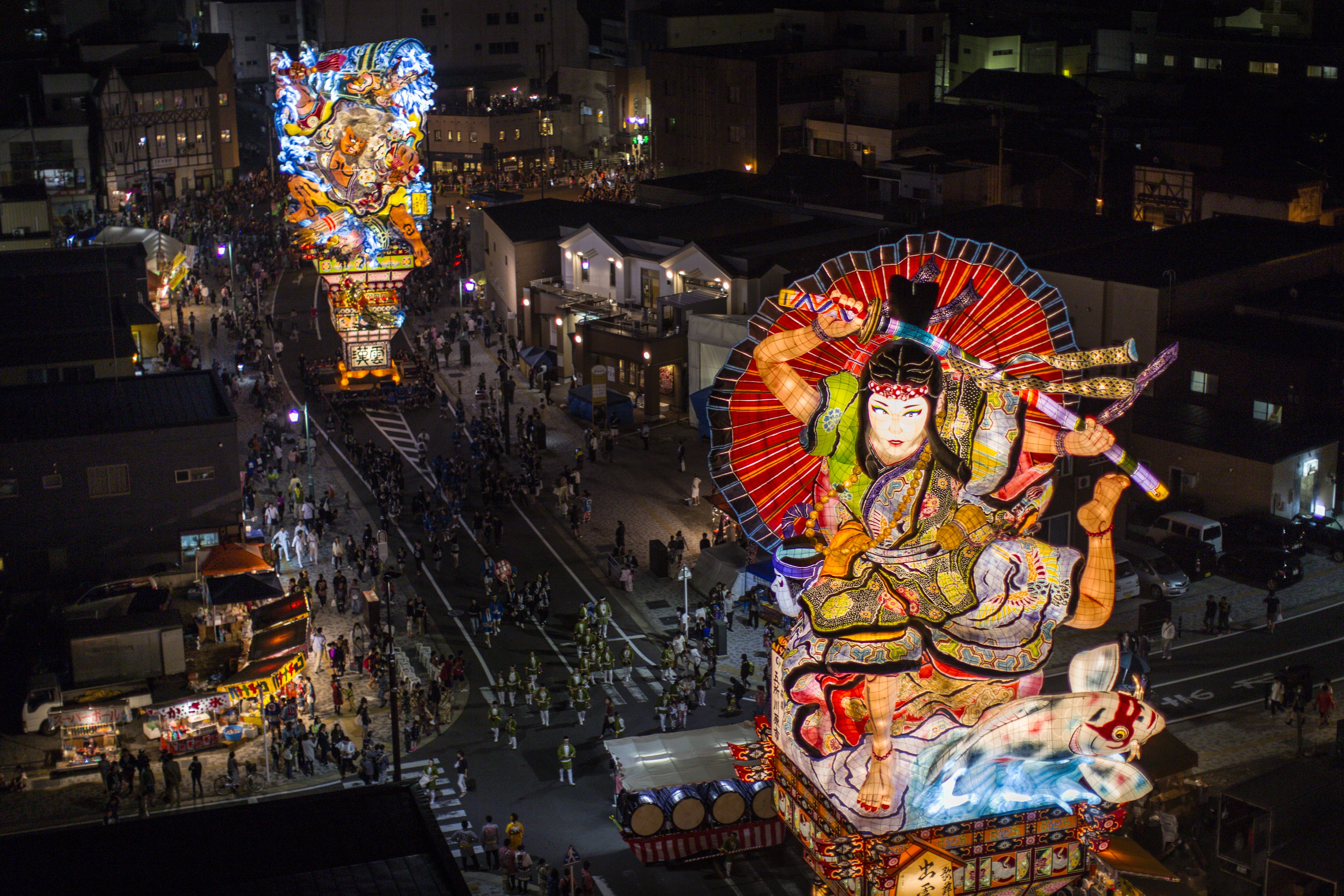 A parade of Tachineputa at the Goshogawara Tachineputa Festival