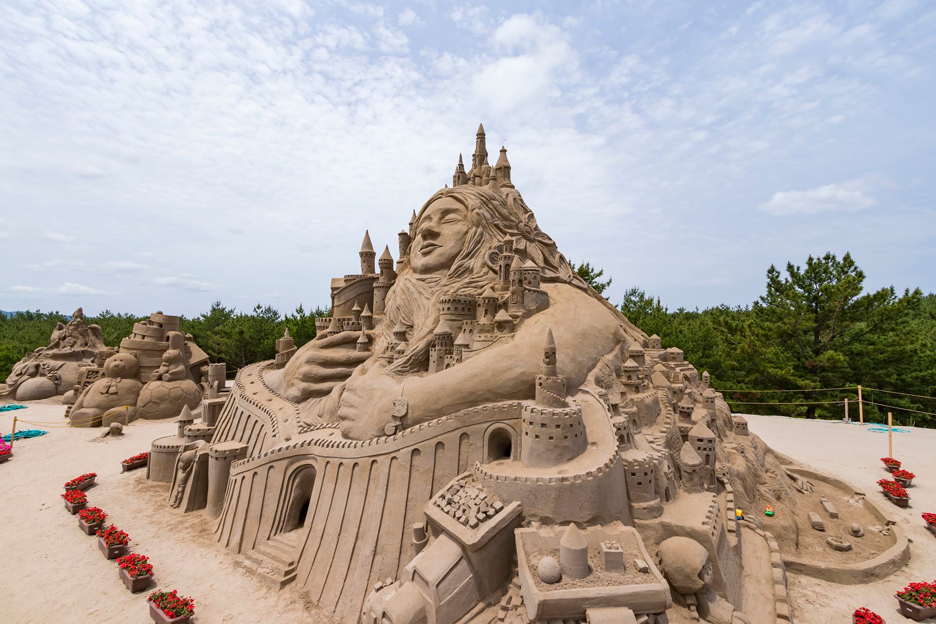 A stunning sand sculpture dazzles visitors at Kagoshima’s Fukiage Sand Festival.