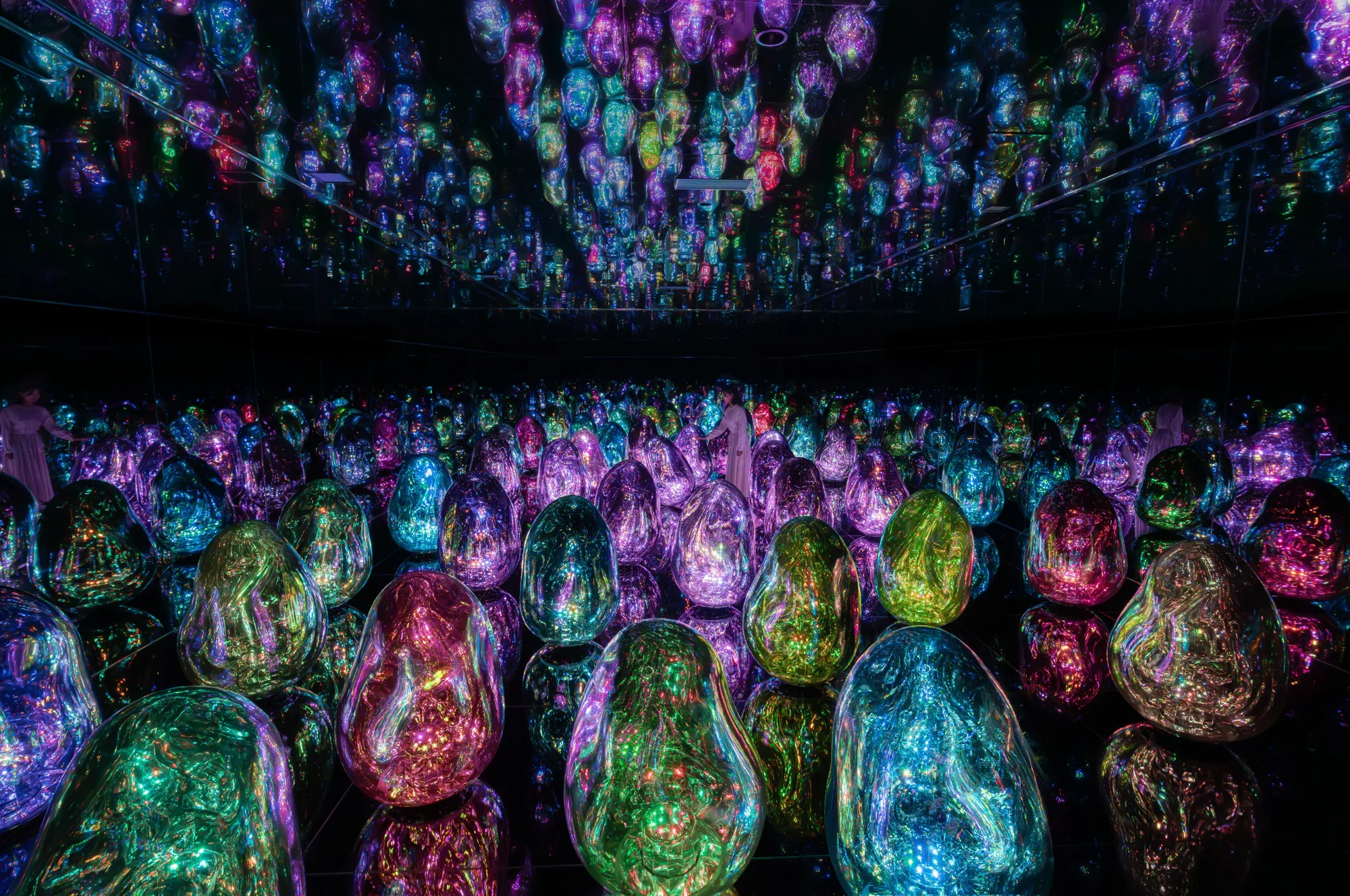 'Resonating Microcosms - Solidified Light Color' – An Interactive Installation at teamLab Biovortex Kyoto